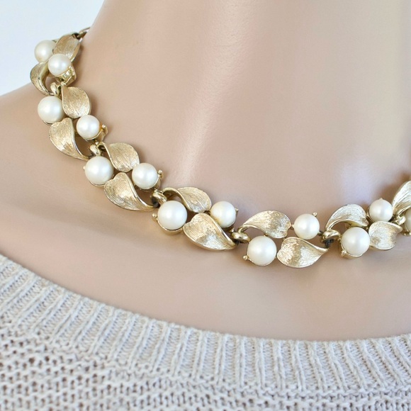 Vintage Lisner Faux Pearl Collar Necklace Gold Tone Retro Mid-Century - Picture 2 of 10